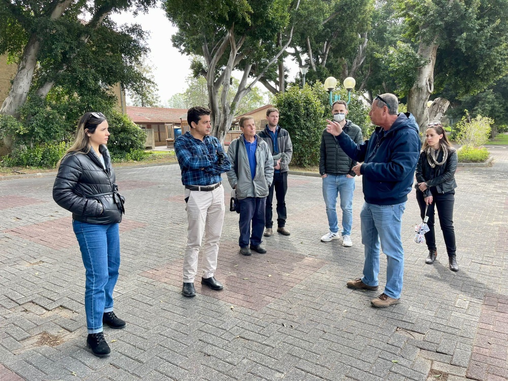 חבר הכנסת עמיחי שיקלי מסייר עם צוות המועצה במהלך הביקור