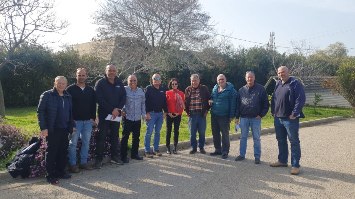 אושרת גני גונן ראש המועצה עם הנהלת המושב צור נתן