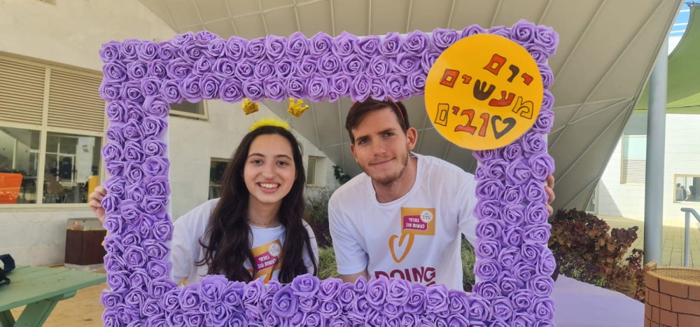 תלמידי דרום השרון מציינים את יריד המעשים הטובים 