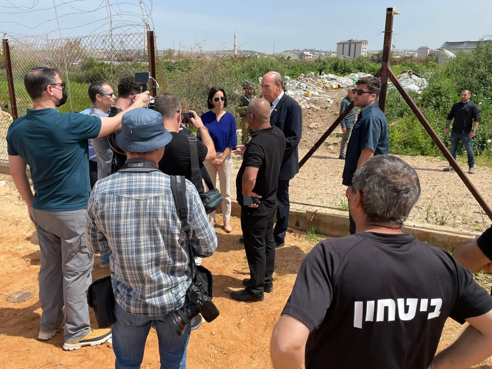 מבקר המדינה מתניהו אנגלמן סייר היום יחד עם ראש המועצה האזורית דרום השרון אושרת גני גונן, בפרצת גדר ההפרדה סמוך ליישוב מתן