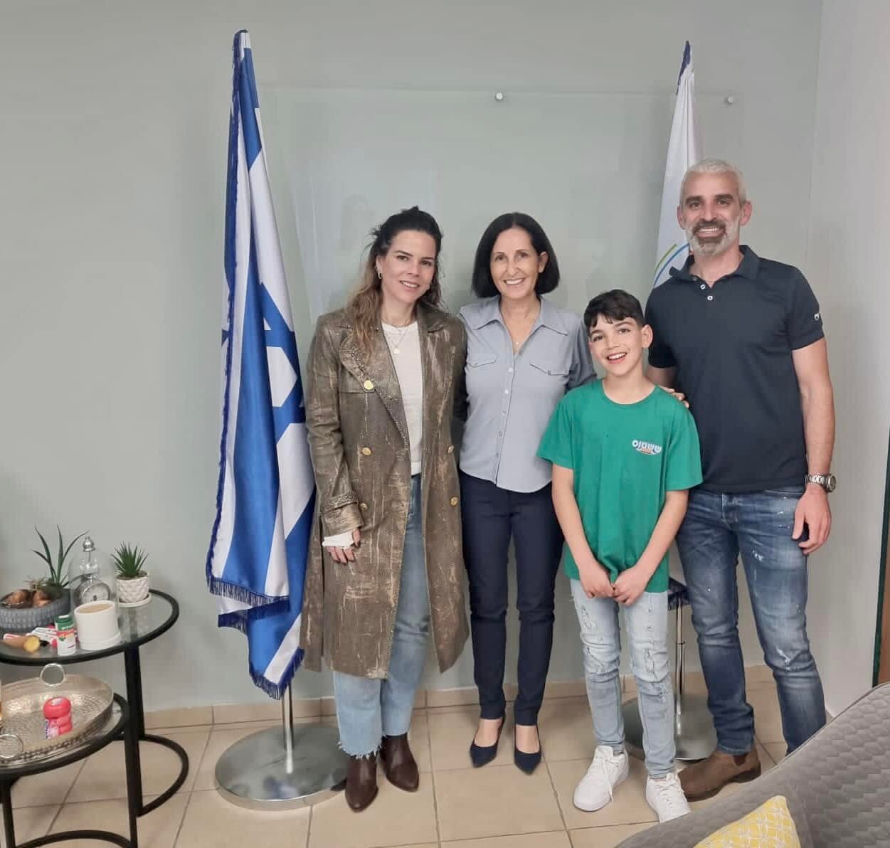 יהלי ומשפחתו יחד עם ראש המועצה אושרת גני גונן