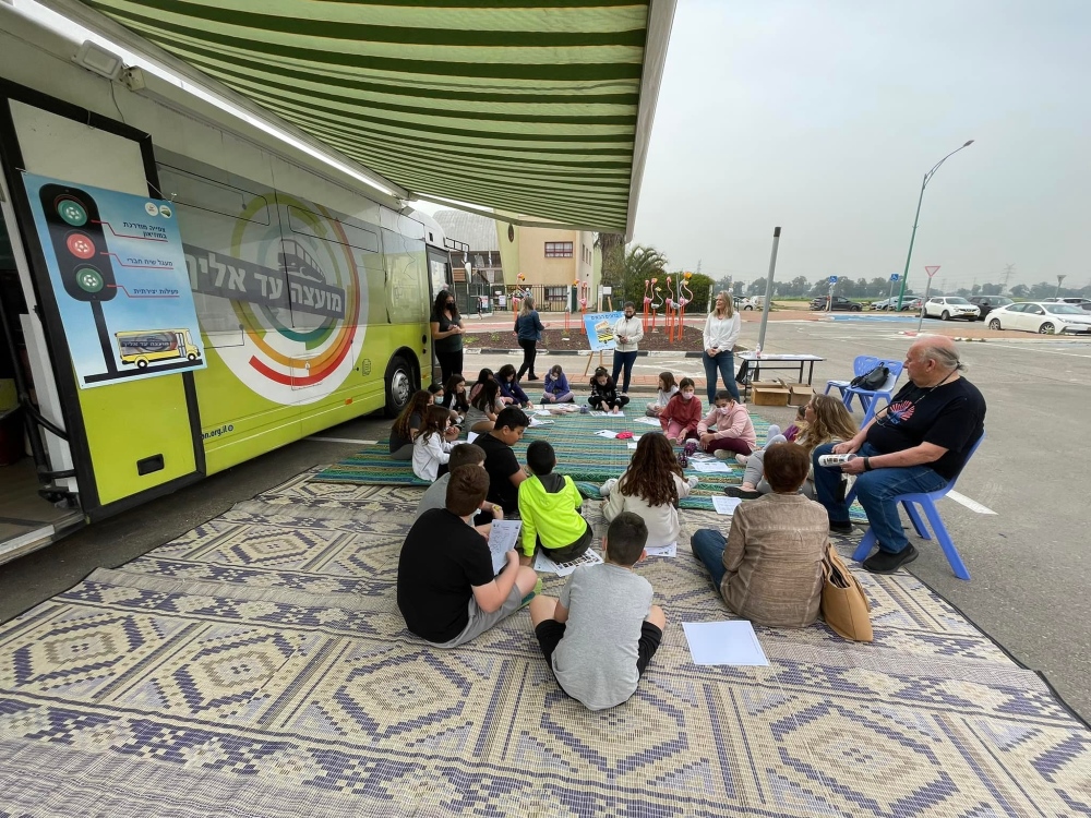 פעילות הדרכה לתלמידי המועצה באוטובוס השירות