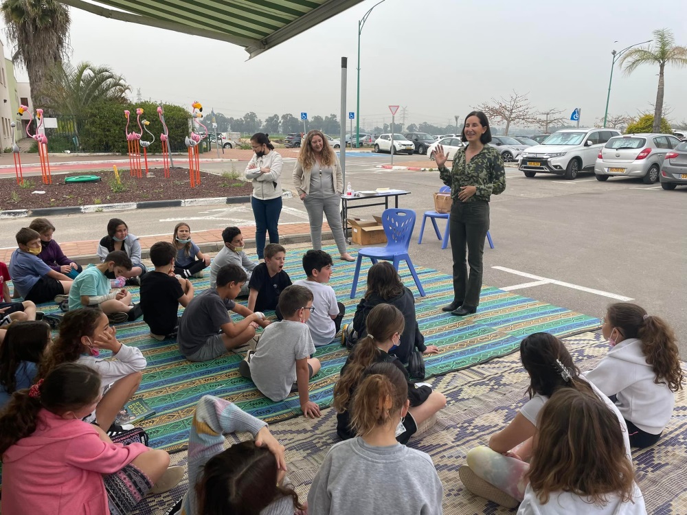 ראש המועצה אושרת גני גונן במהלך פעילות היסטורית עם תלמידי המועצה באוטובוס השירות