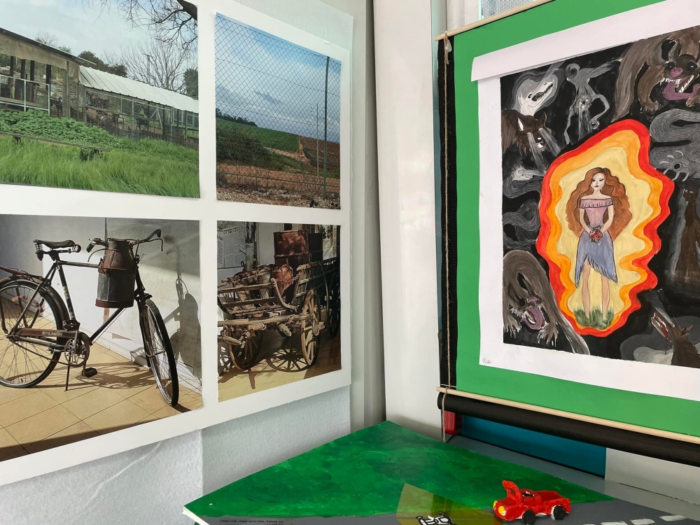 מיצגים על מורשת דרום השרון ששולבו בחלל הפנים של אוטובוס השירות