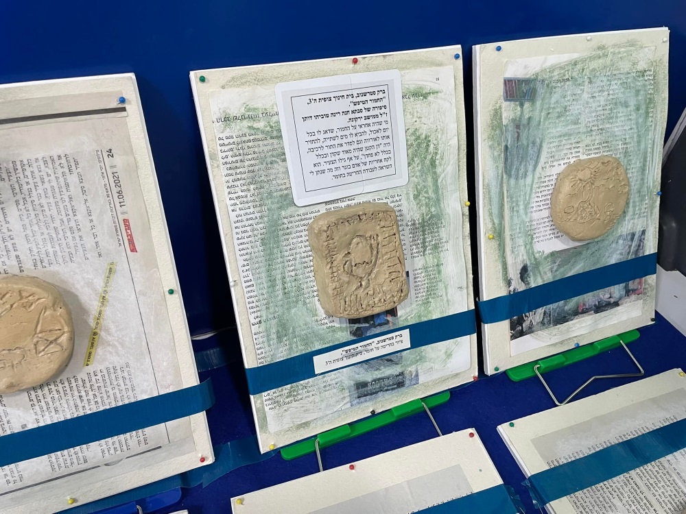 מיצגים היסטוריים ששולבו באוטובוס השירות של דרום השרון