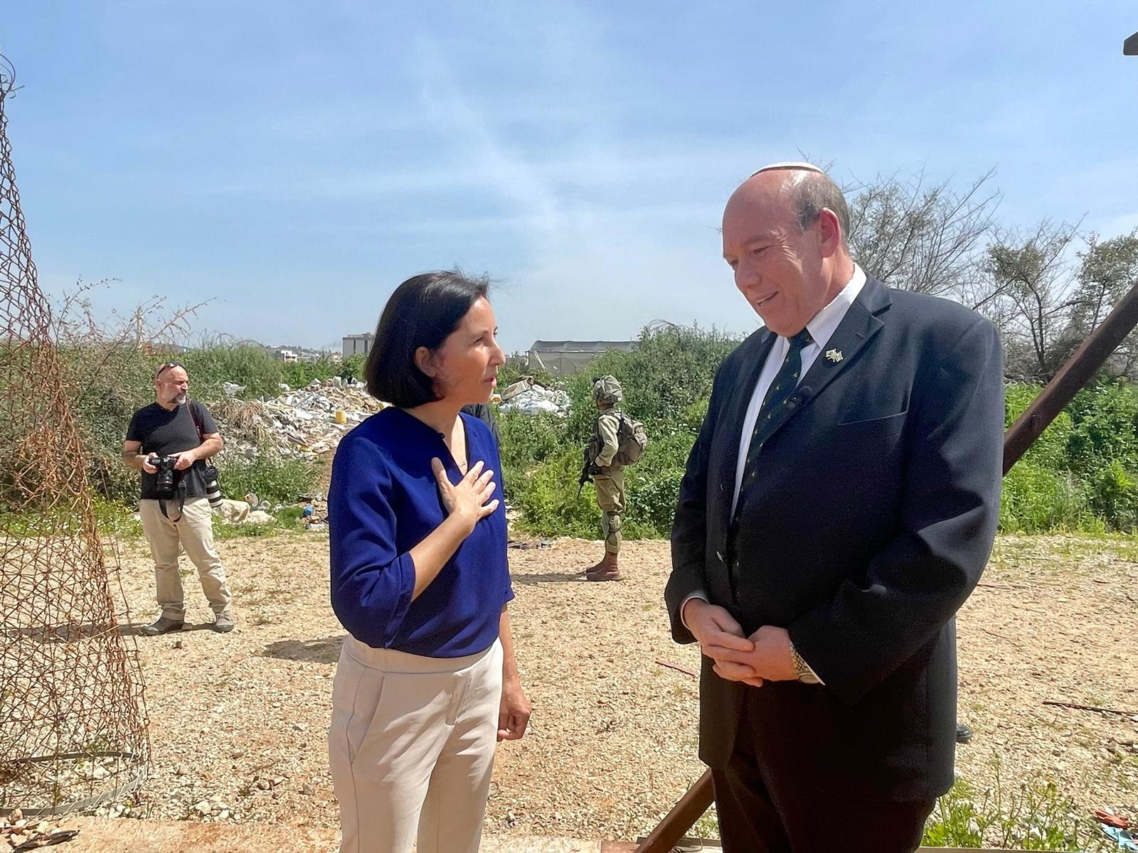 מבקר המדינה עם ראש המועצה במהלך הביקור בדרום השרון