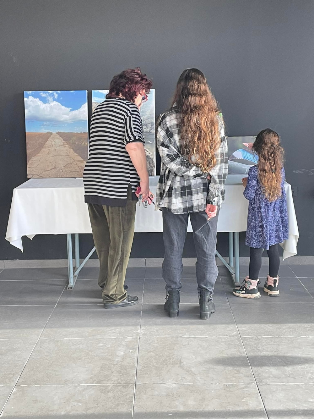 מבקרות בתערוכת הצילומים