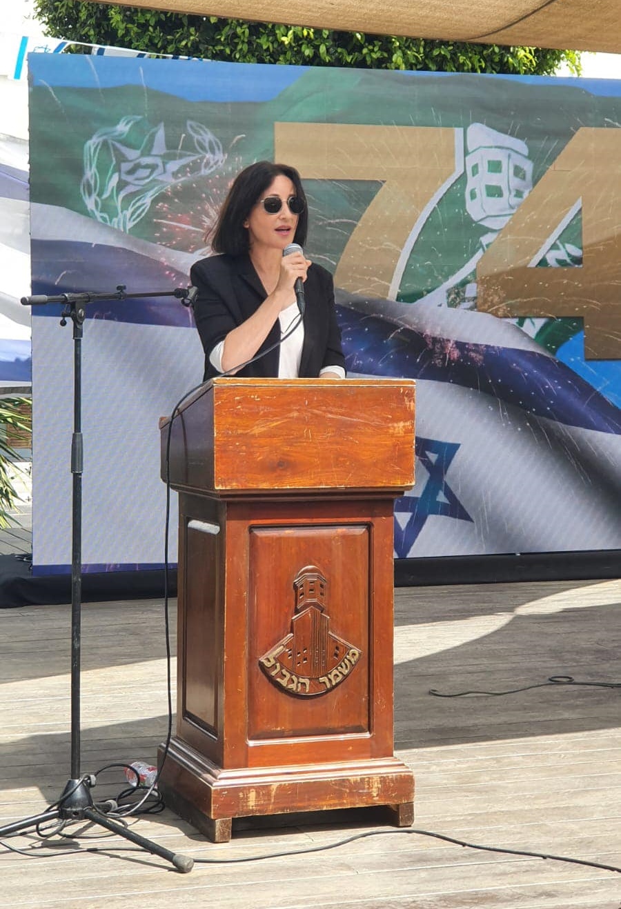 ראש המועצה אושרת גני גונן מדברת בטקס