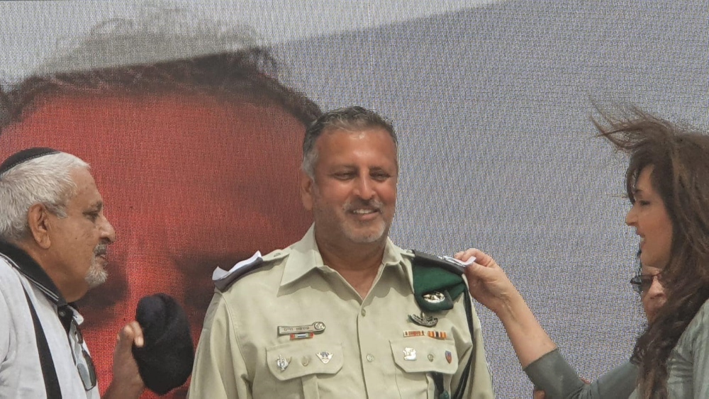 משק המועצה שמשון חיים מקבל את הדרגות