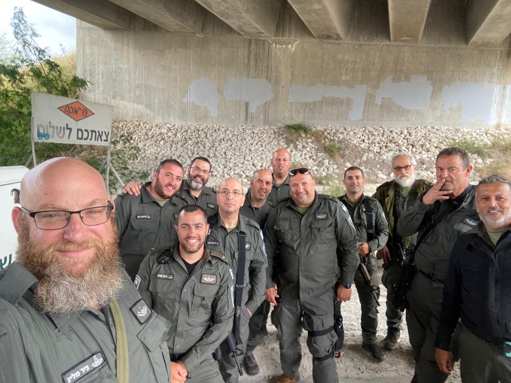 מתנדבי מגב דרום השרון בתמונה קבוצתית