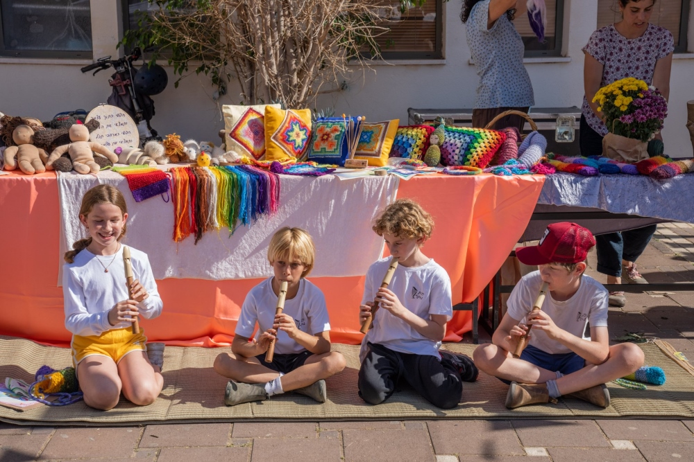 תלמידי המועצה מנגנים בחליליות ביריד היזמות והחדשנות של דרום השרון