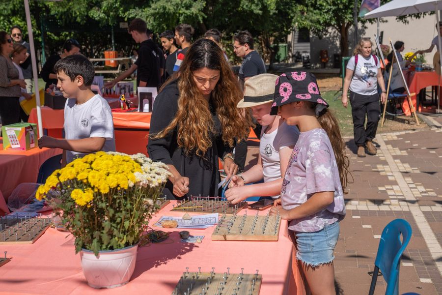 תלמידות בפעילות חינוכית יצירתית ביריד היזמות והחדשנות של דרום השרון