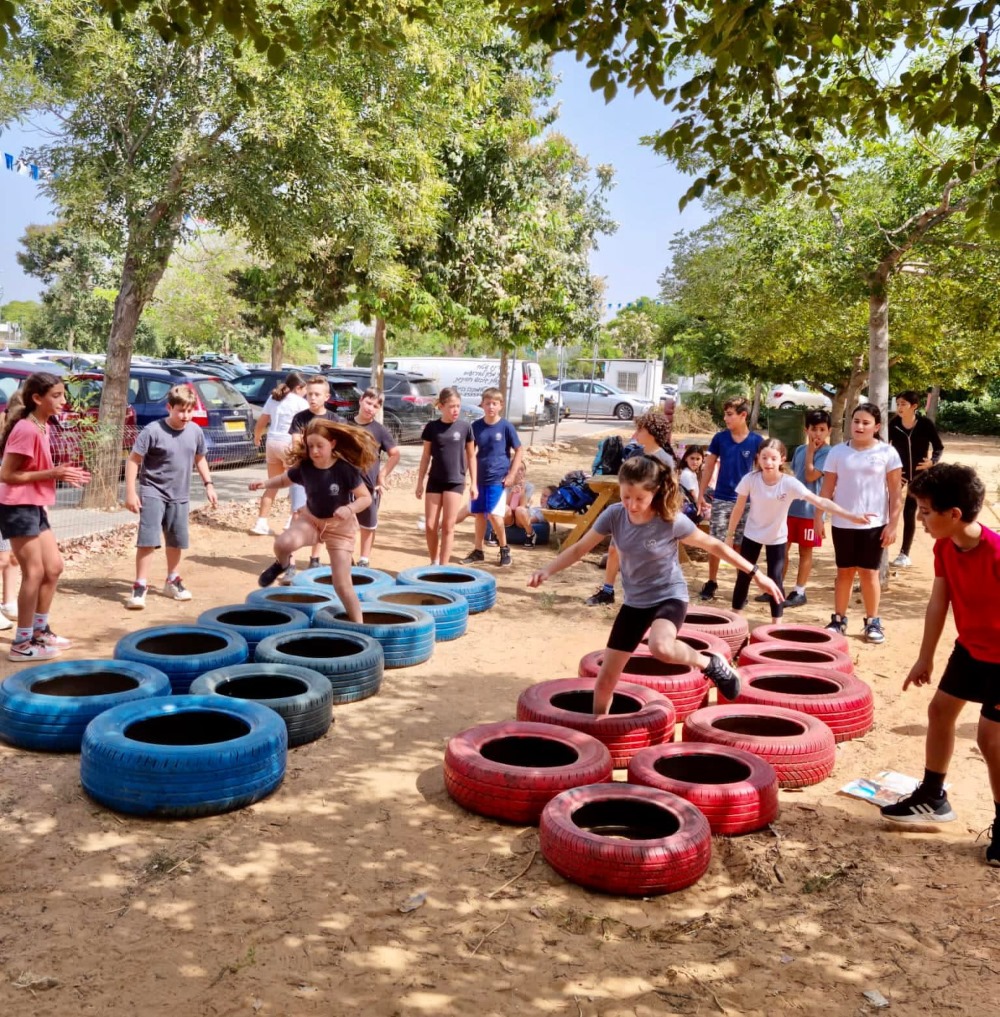 פעילות אתגרית ביום מנהיגות נוער מגשרת