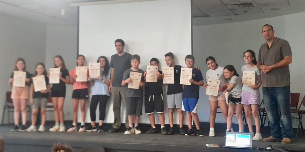 חלוקת תעודות הערכה לתלמידים בפרויקט מנהיגות נוער מגשרת