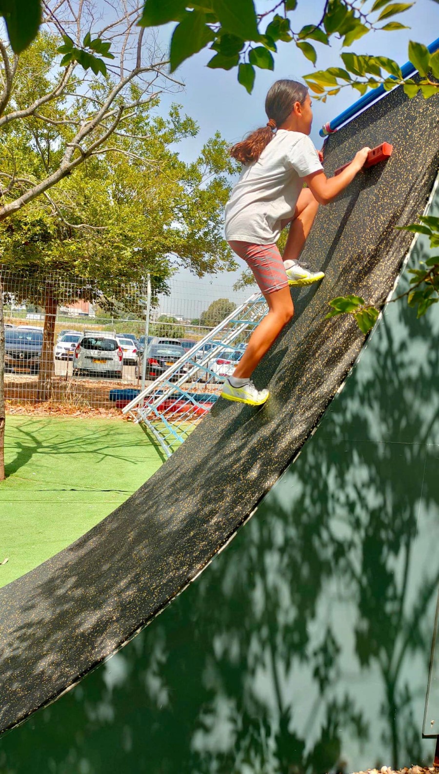 תלמידה ביום כיף במתחם הנינגה של דרום השרון