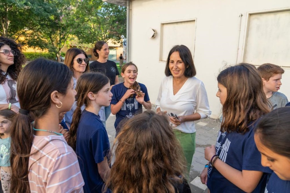 ראש המועצה עם תלמידות ביריד היזמות והחדשנות בדרום השרון
