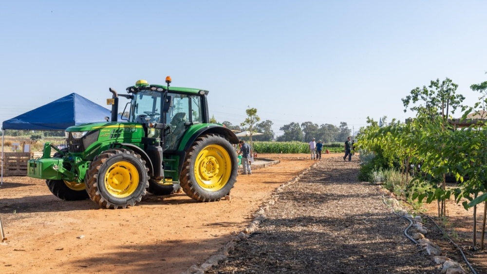 טרקטור באחד משדות החקלאים של דרום השרון
