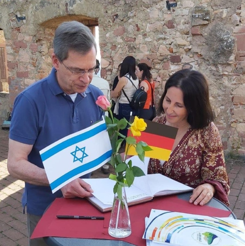 ראש המועצה אושרת גני גונן יחד עם ראש מחוז אמנדיגן בגרמניה