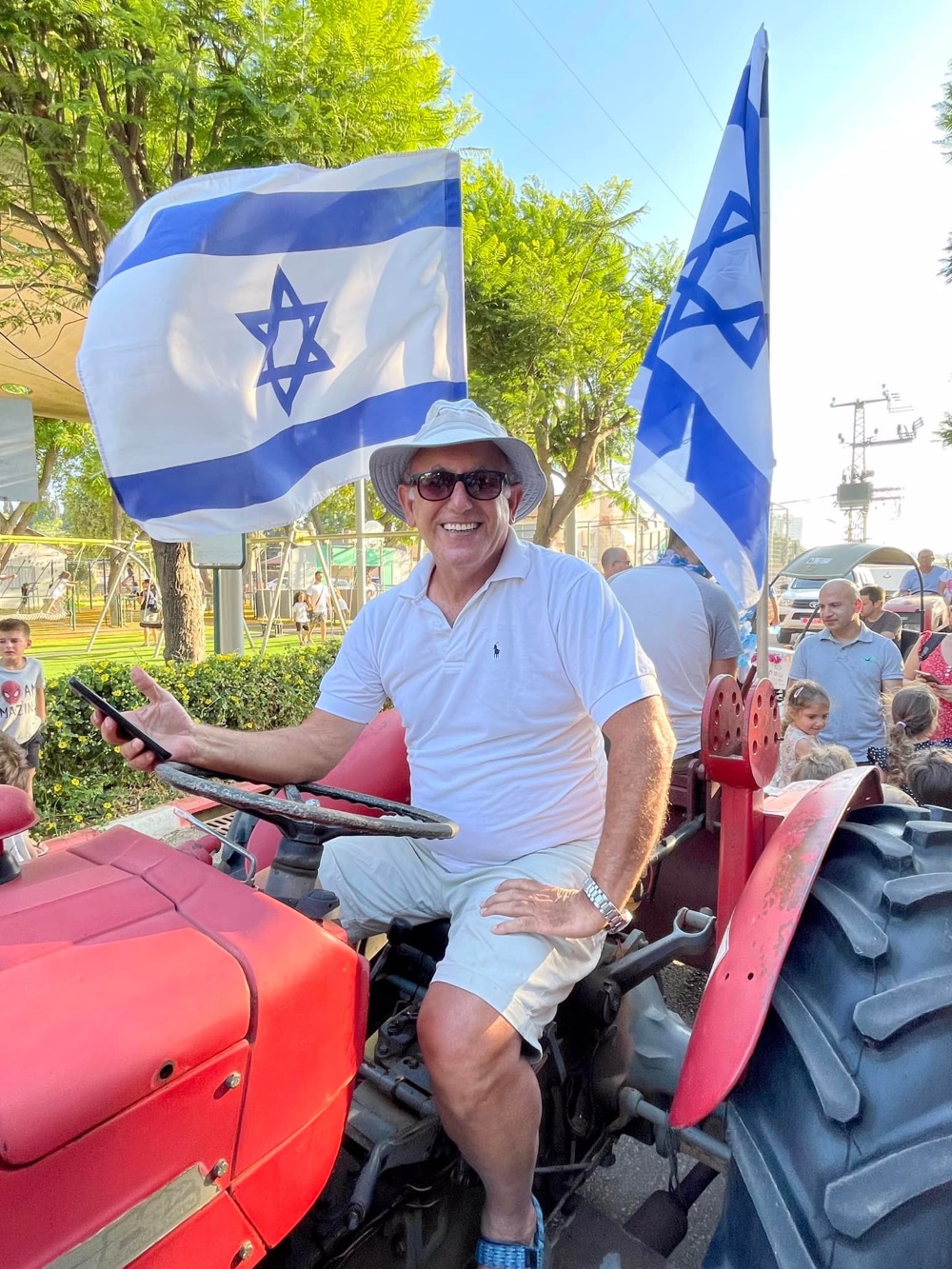 חוגגים שבועות עם דגלי ישראל בדרום השרון