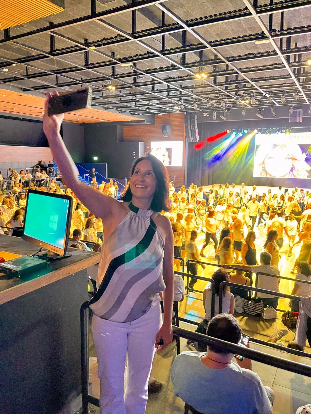 ראש המועצה אושרת גני גונן בסלפי עם התושבים בחגיגת שבועות