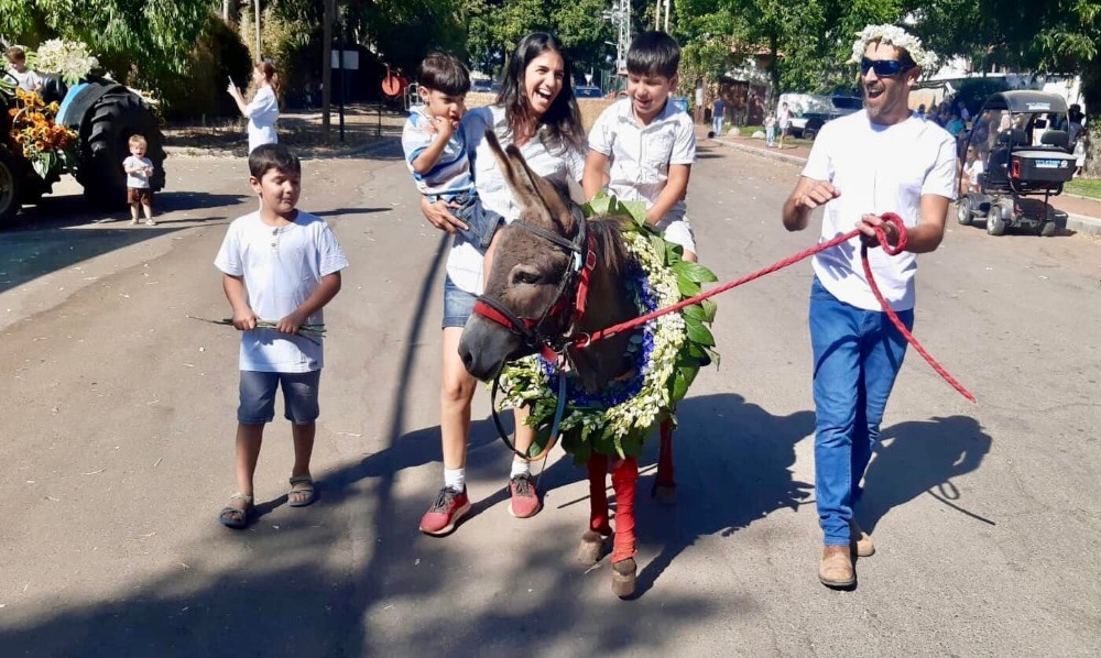 משפחה חוגגת שבועות בתהלוכת שבועות