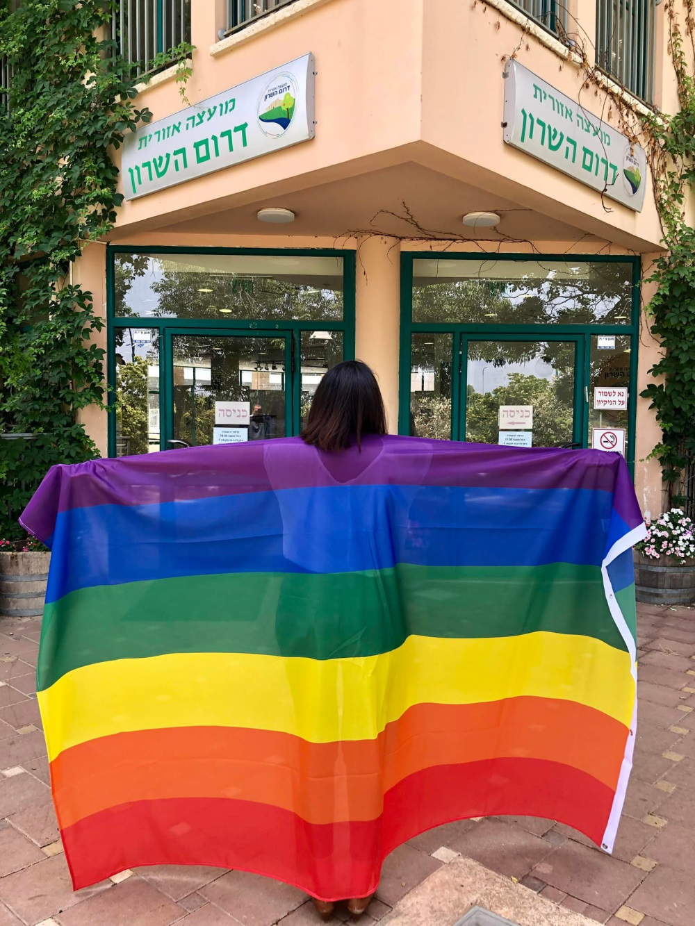 מניפים את דגל הגאווה מול מבנה מועצה אזורית דרום השרון