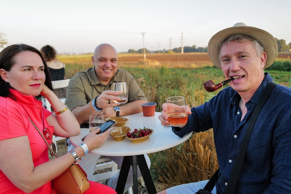 מרימים כוסית לחיים בפסטיבל היין והמחולות הראשון של המועצה האזורית דרום השרון