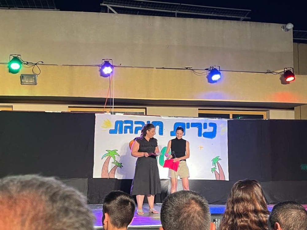 חוגגים על הבמה יום הולגת 40 ליישוב נירית