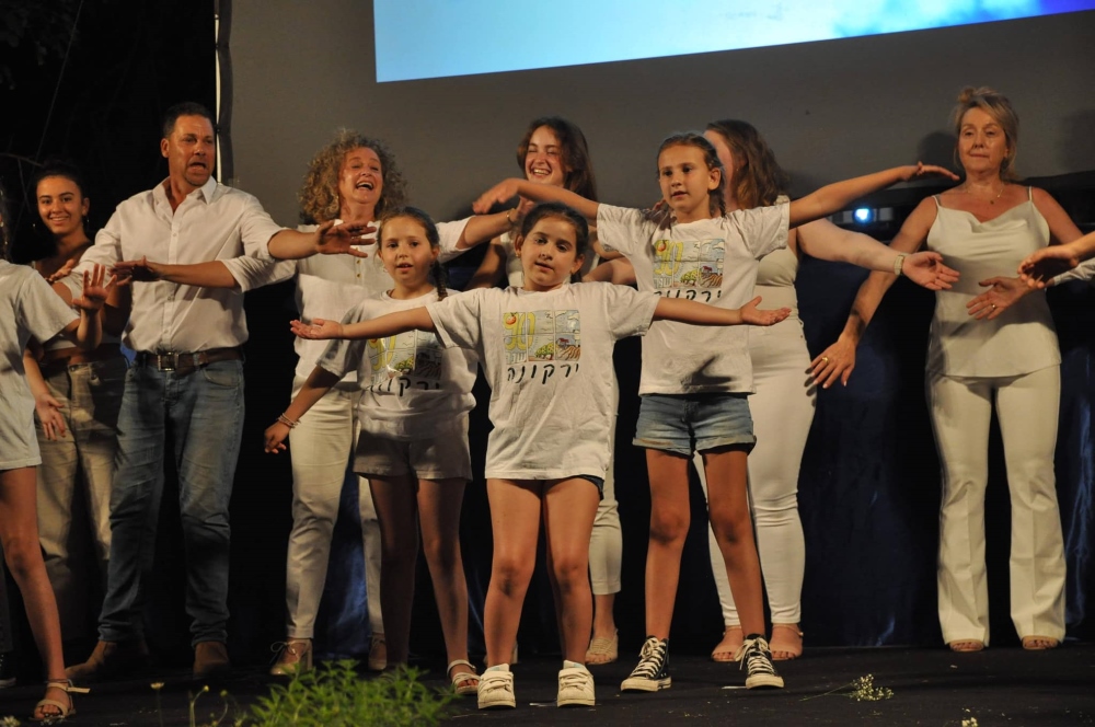 חוגגים על הבמה יום הולדת ליישוב ירקונה