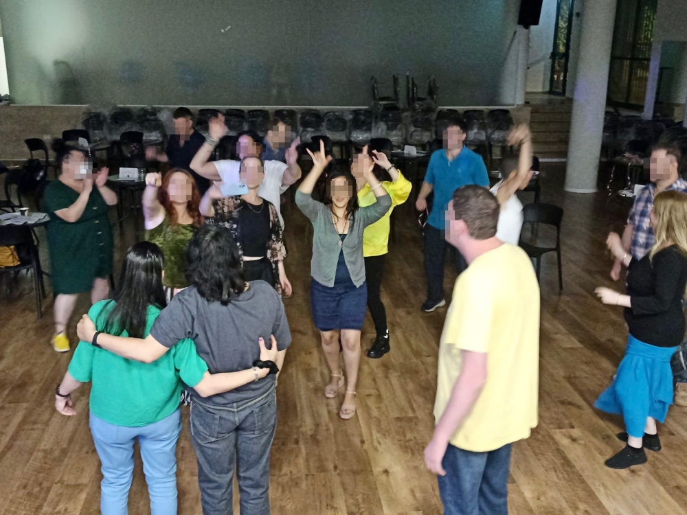 רוקדים יחד בנשף החברתי הראשון בדרום השרון