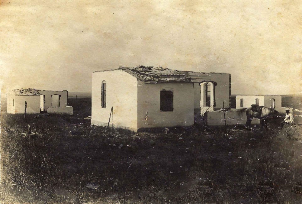 תמונה היסטורית של מבנה ביישוב כפר מלל המוצגת במוזאון עין חי