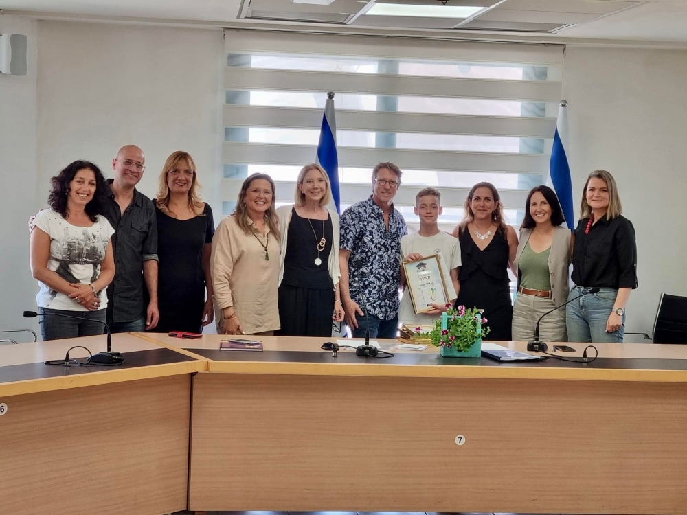 מעניקים תעודות הערכה ומלגות לתלמידי התיכון מצטייני המועצה