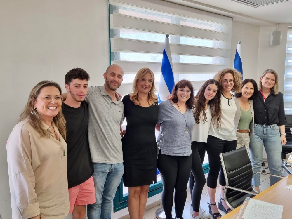 מעניקים תעודות הערכה ומלגות לתלמידי התיכון מצטייני המועצה