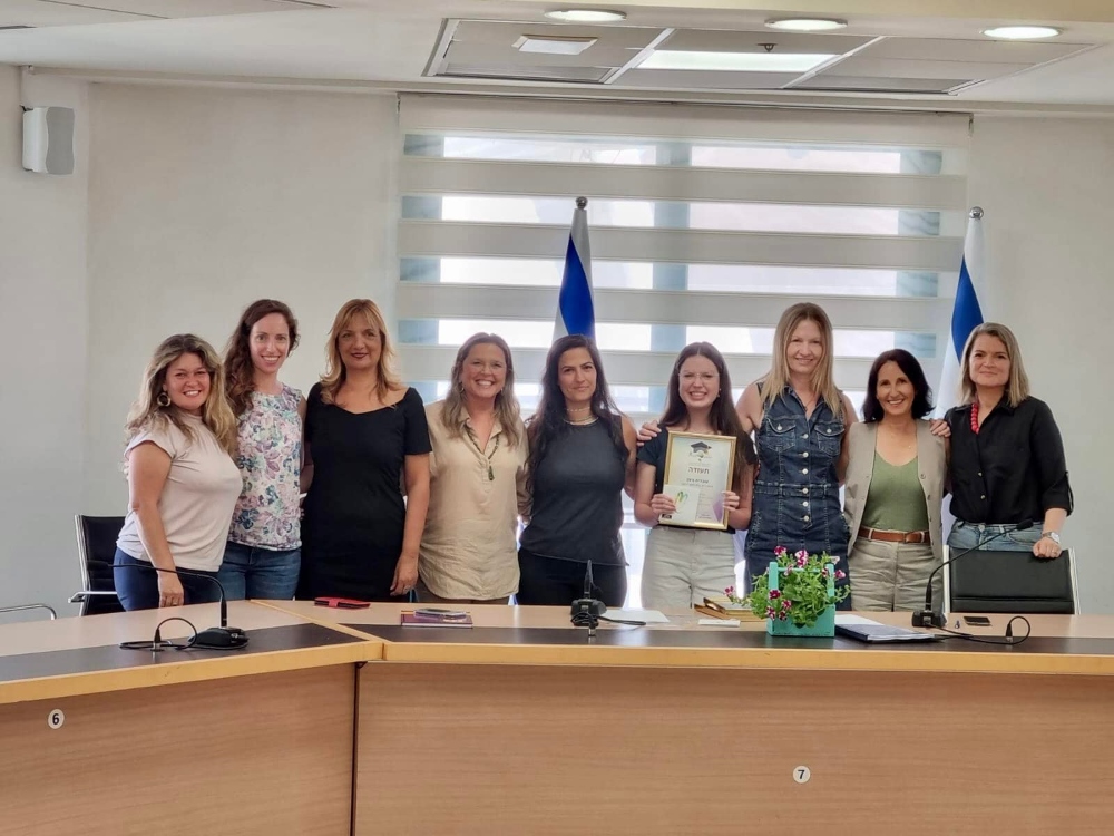 מעניקים תעודות הערכה ומלגות לתלמידי התיכון מצטייני המועצה