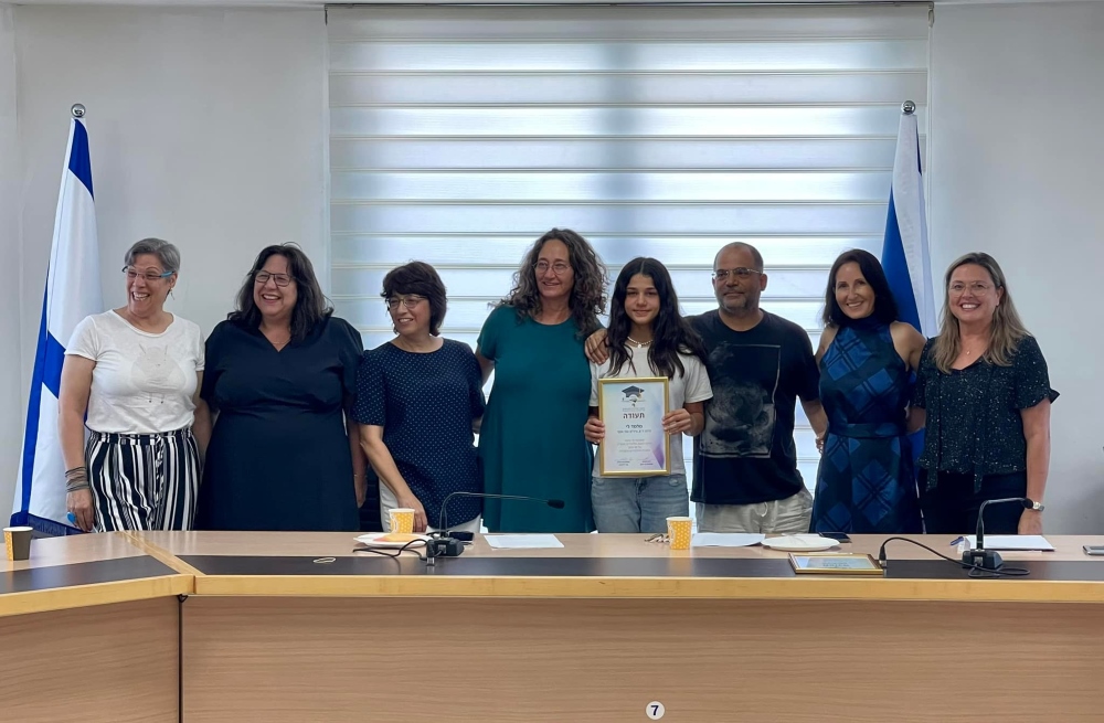 מעניקים תעודות הערכה ומלגות לתלמידי התיכון מצטייני המועצה
