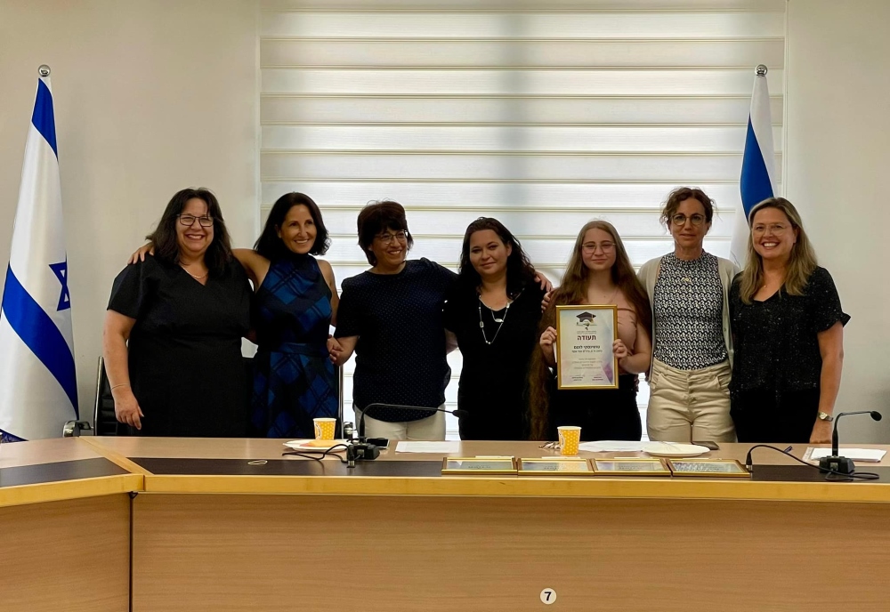 מעניקים תעודות הערכה ומלגות לתלמידי התיכון מצטייני המועצה