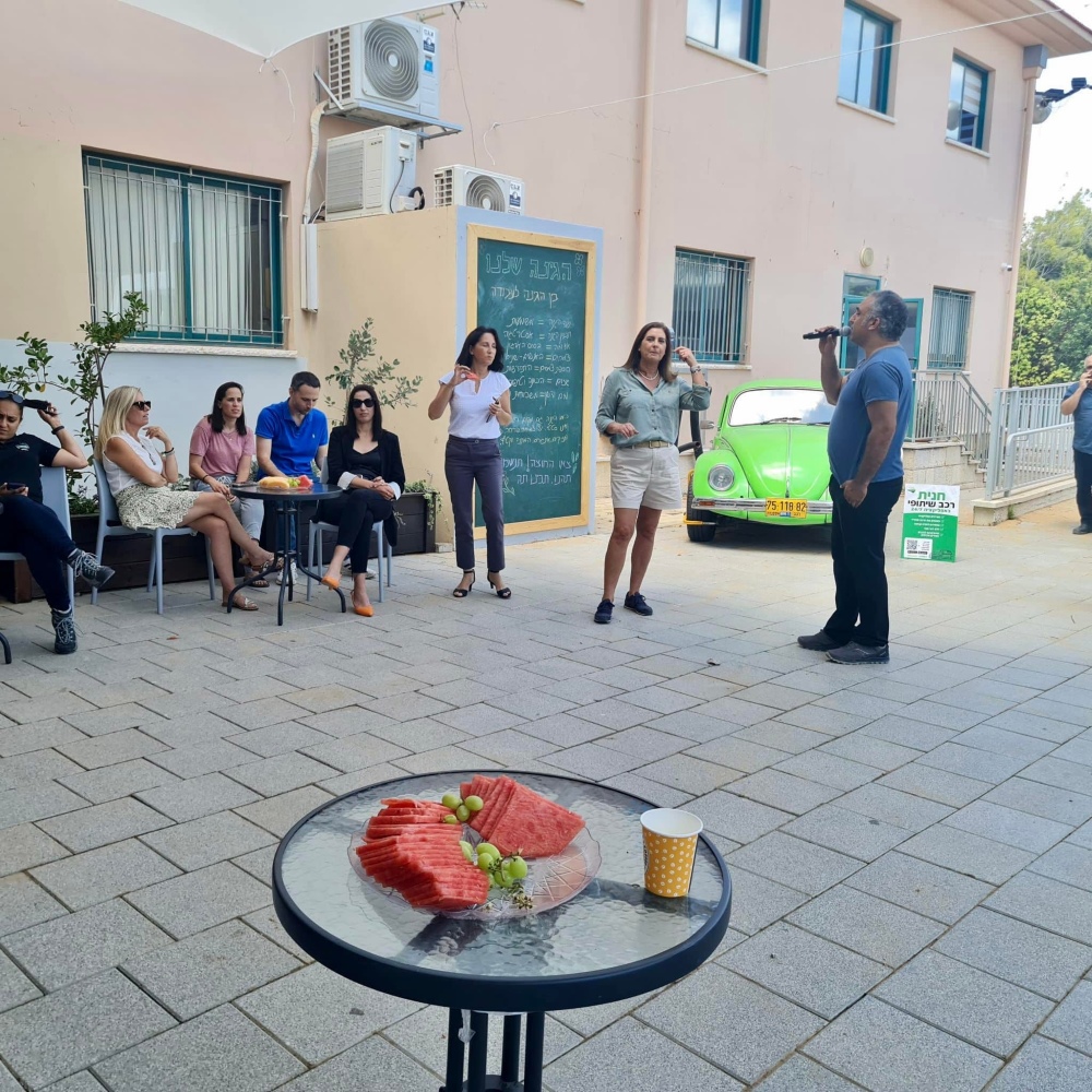 חונכים את הגינה החדשה במועצה אזורית דרום השרון עם פירות קיץ חתוכים