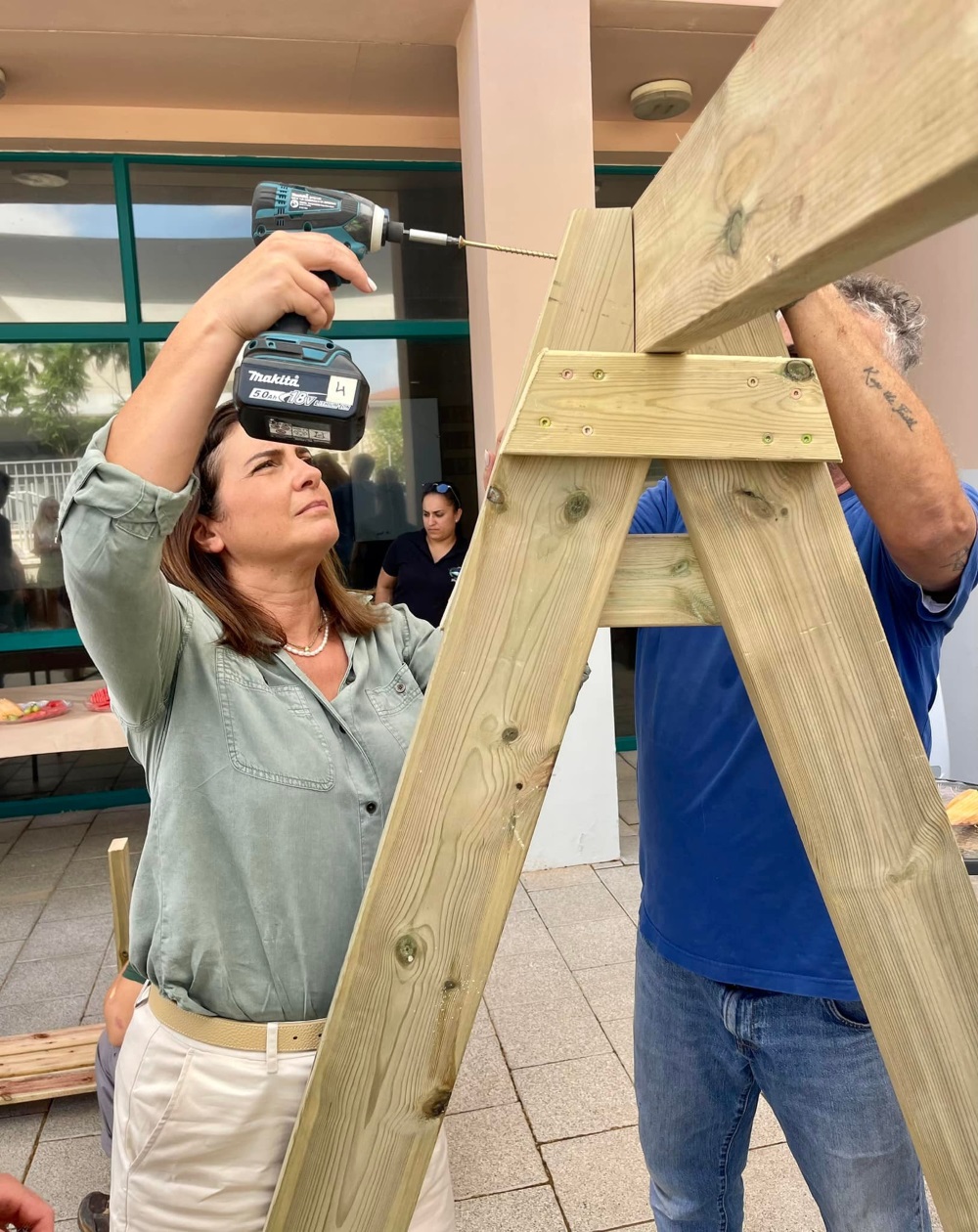 בונים יחד ספסל נדנדה מעץ במתחם הגינה החדשה