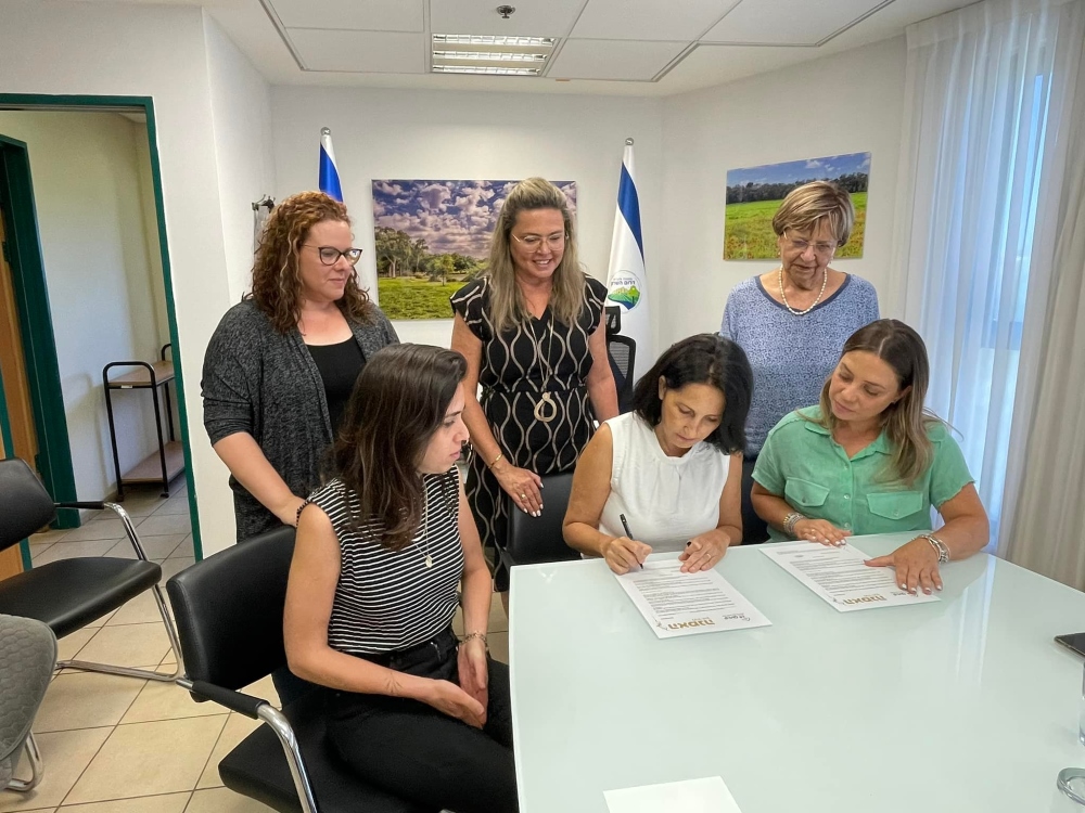 חותמים על האמנה לגיל הרך במעמד ראש המועצה צוות החינוך במועצה וחברות העמותה למען הילד