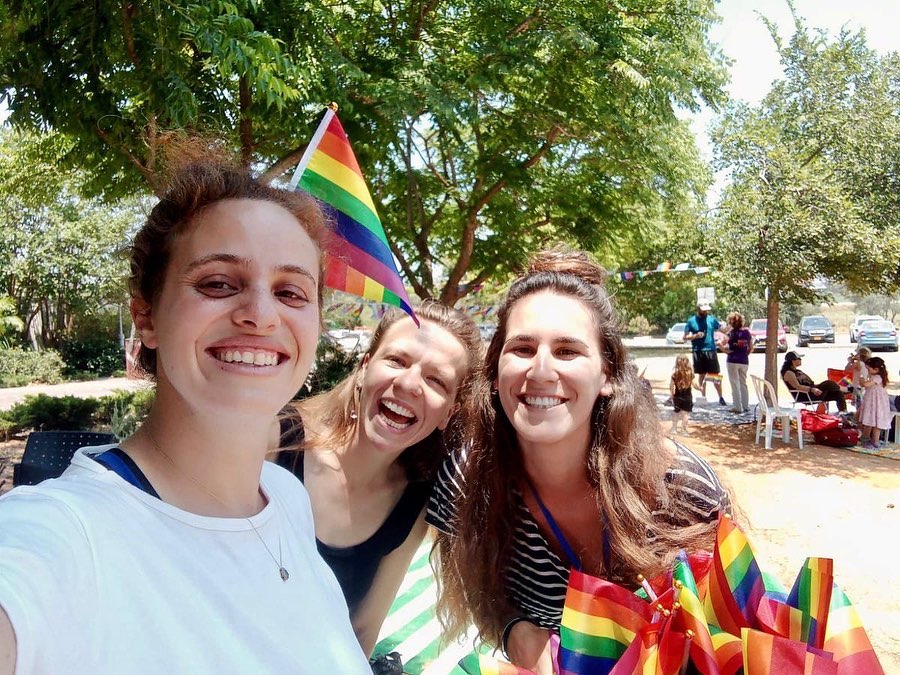 משתתפות בהפנינג הגאווה חוגגות עם דגלי סמל הגאווה