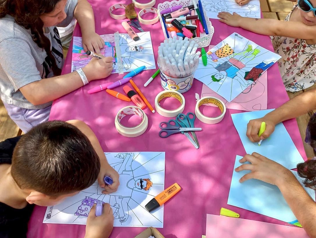 ילדים וילדות בפעילות יצירה במהלך הפנינג הגאווה בדרום השרון