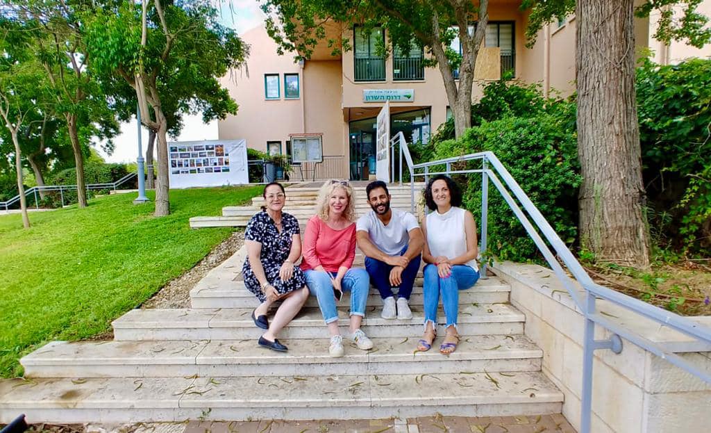 הצוות המוביל של צהרוני דרום השרון בסמוך למבנה המועצה