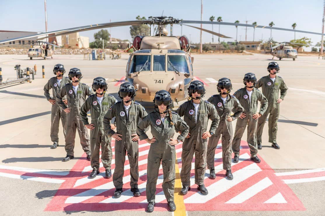 בטקס הסיום של קורס הטייסים בבסיס בחצרים עם הטייסים החדשים על רקע מסוק צבאי