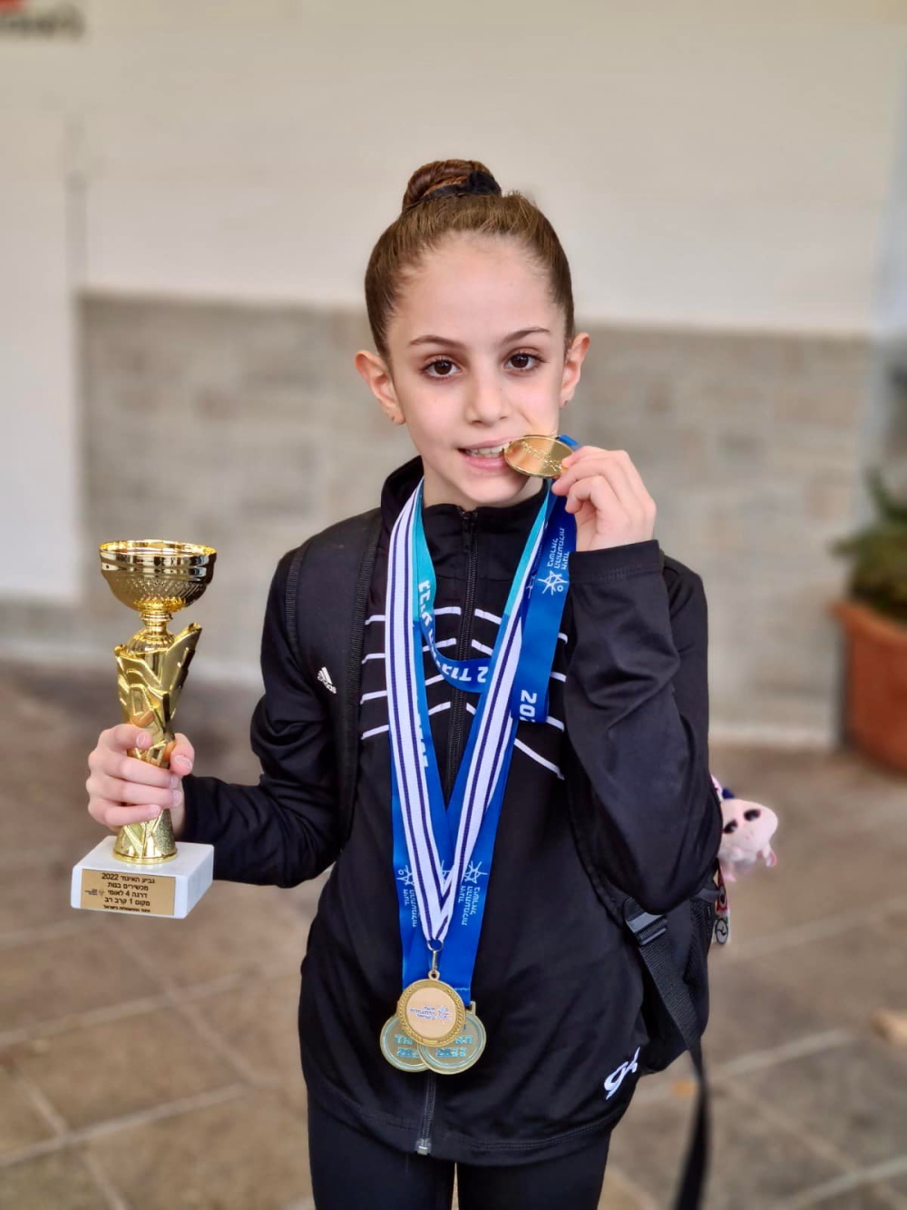 אופיר שמואלי עם מדליית הזהב וגביע הזכייה באליפות ישראל בהתעמלות קרקע