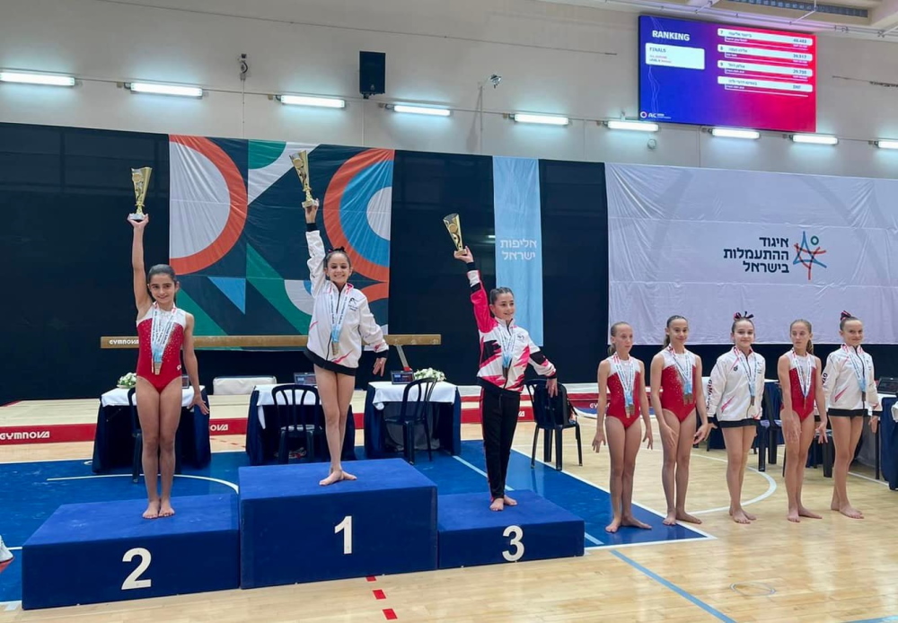 אופיר שמואלי על הפודיום במקום ה 1 באליפות ישראל בהתעמלות מכשירים