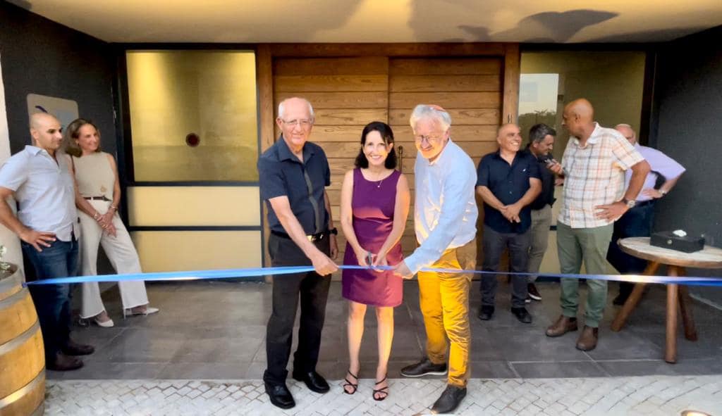 גוזרים את הסרט בחניכת היכל ההופעות והכנסים החדש במועצה