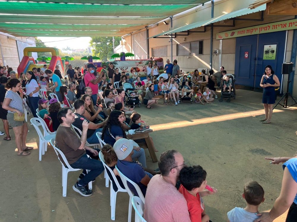 ראש המועצה אושרת גני גונן יחד עם תושבים באירוע הפנינג סביבה וקיימות דרום השרון