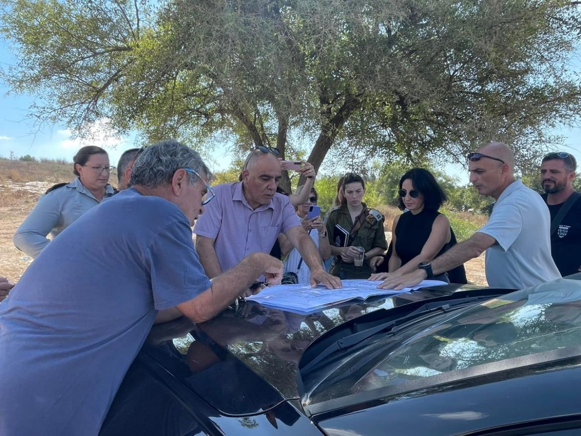 צוותי משרד הביטחון והנהלת המועצה בסיור המשותף בשטח יישובי דרום השרון 
