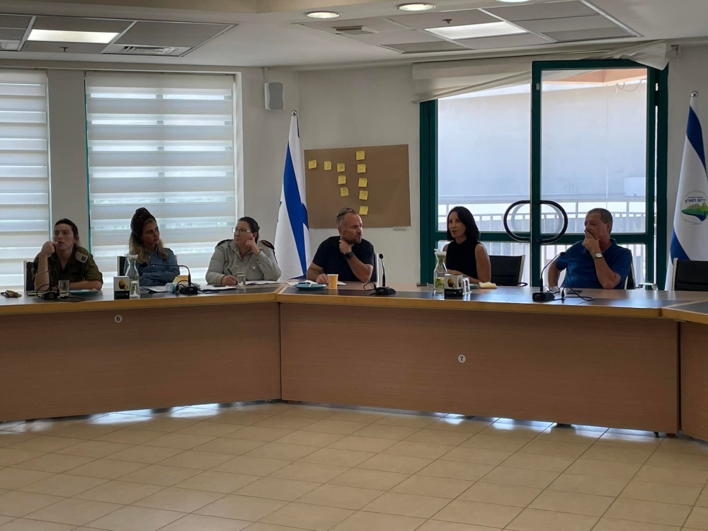 צוותי משרד הביטחון והנהלת מועצה אזורית דרום השרון בפגישת עבודה 