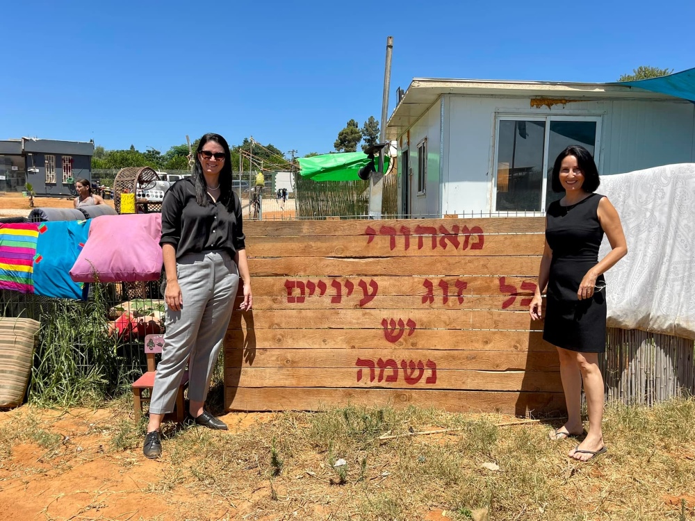 חברת הכנסת שירלי פינטו עם ראש המועצה אושרת גני גונן בביקור בחוות קרן אור בדרום השרון